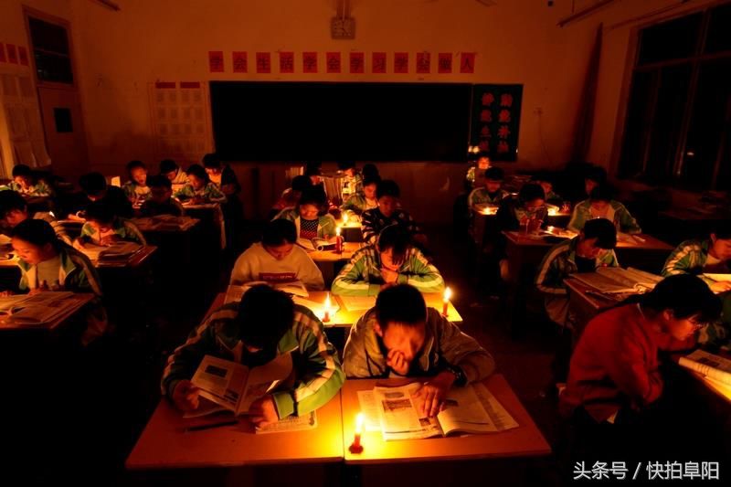 停电后 毕业班的学生们秉烛夜读场面感人