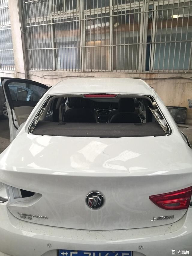 万般无奈:一千公里新车被墙砸了个底掉,还能说