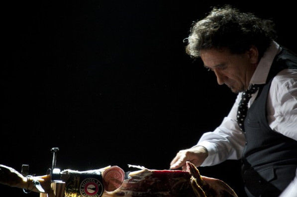 西班牙国宝级切火腿大师,凭借一把刀每小时收