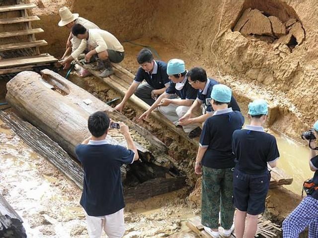 专家发掘一座古墓，墓中赫然有46名少女赤身陪葬，令人发指！