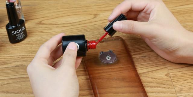 透明手机壳用久发黄难避免,没想到姑娘用几滴