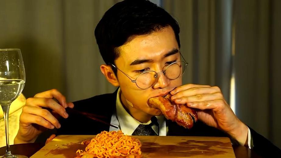 都说韩国肉贵民众吃不起肉,看完这个视频改变