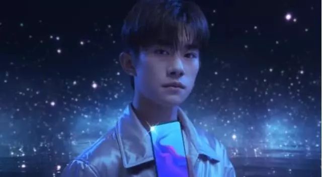 华为Nova4上手视频来了!网友:这孔是要逼死强