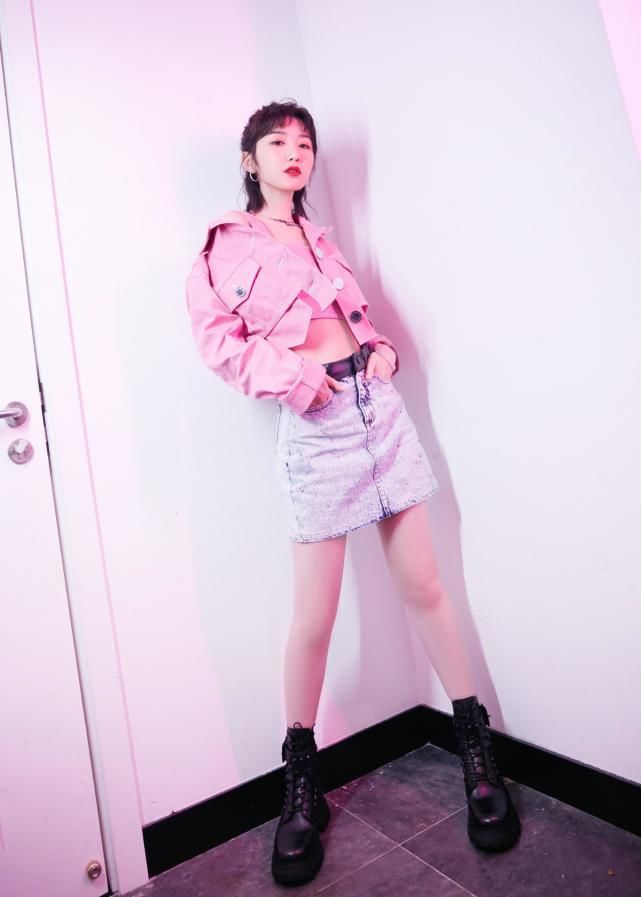毛晓彤直播烧烤翻车，粉色横纹毛衣甜美动人，演绎秋季柔美风尚