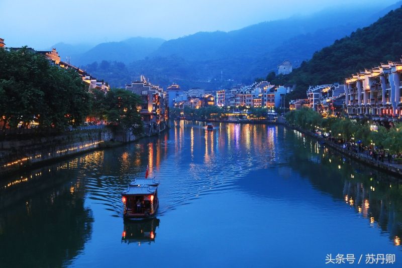 凤凰古城又出收费舆论，比起免门票的千年小镇，它迟早玩完自己