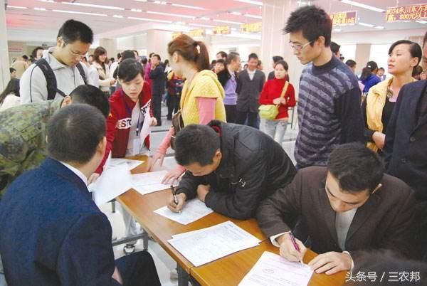 城市上演“抢人大战”，农民工却陆续返乡，专家给的解释很尴尬！