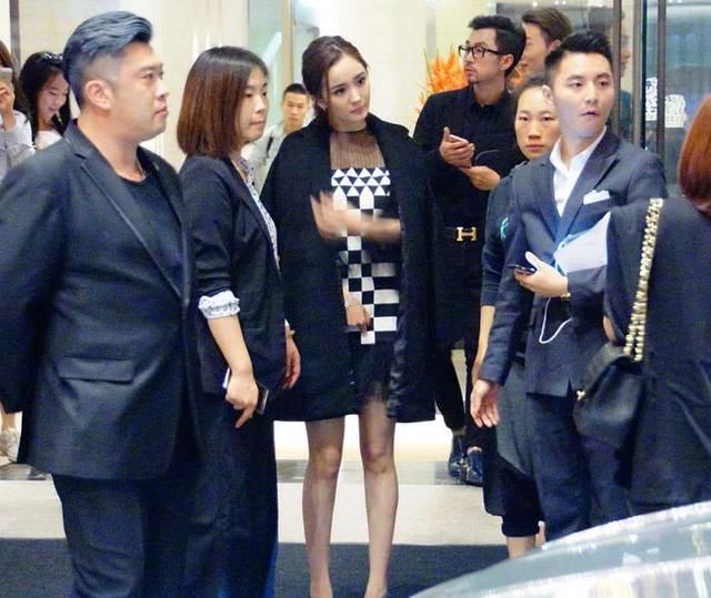 杨幂参加活动捞金,穿衣打扮简直就是女星时尚