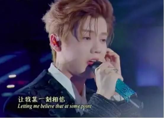 鹿晗关晓彤太会避嫌，参加演出拒绝同框，却被发现偷偷穿情侣装？