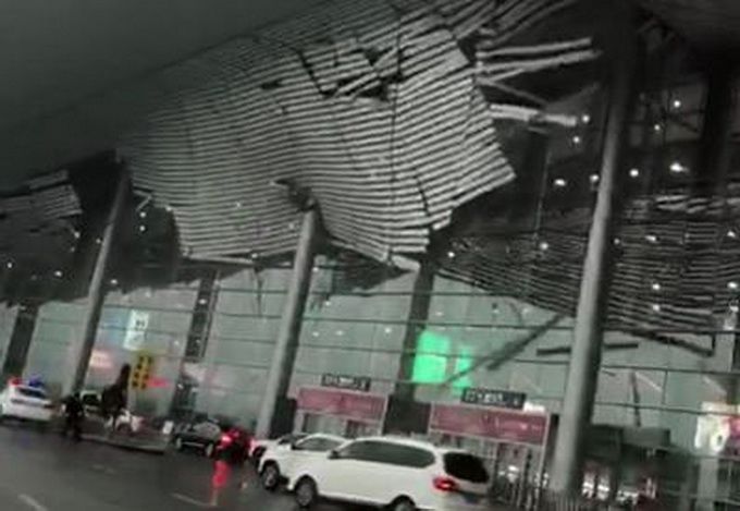 东方图秀：雷雨大风肆虐 机场天花板被暴风雨掀翻