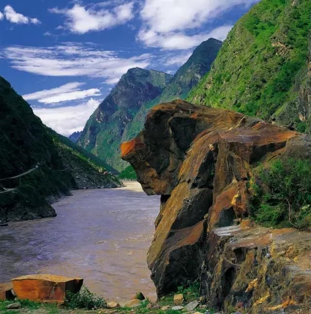 雅砻江大峡谷:探秘地之肚脐