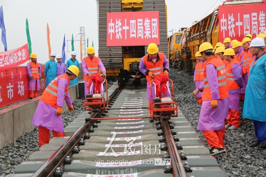 内蒙古首条连接东北地区的高铁钢轨全线铺通