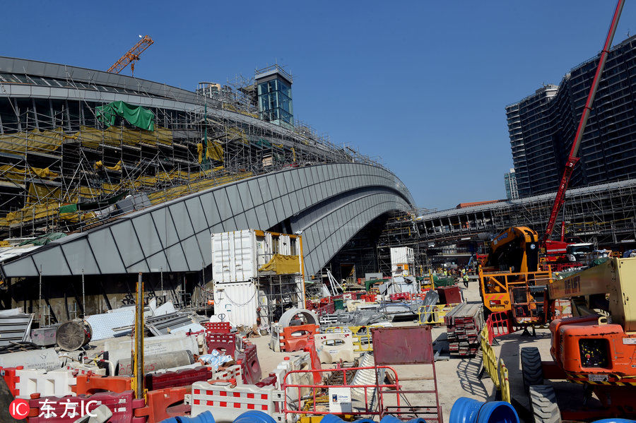 香港西九龙高铁站外立面施工加紧 广深港高铁