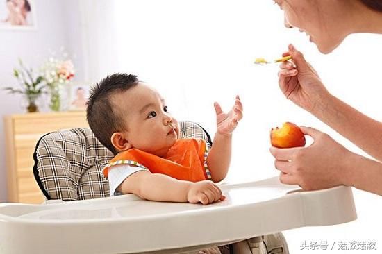 宝宝一岁后,宝妈要记得让孩子吃零食!科学吃零