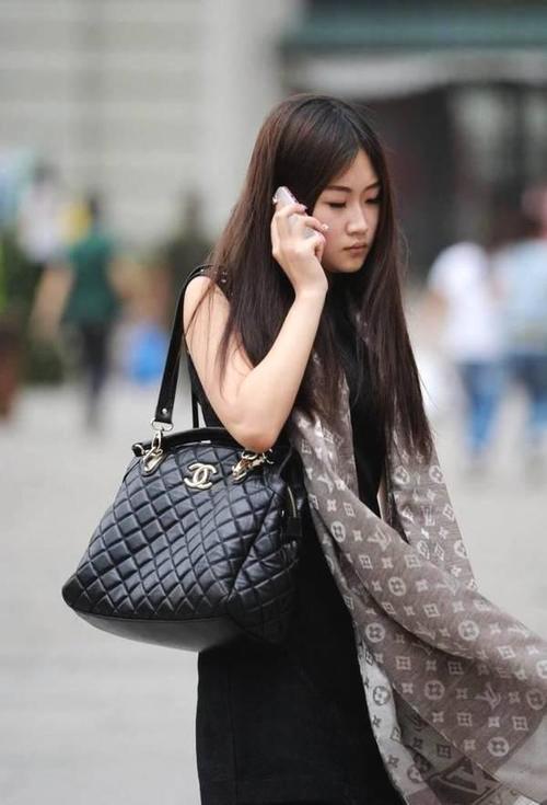 街拍:小姐姐黑色连衣包臀裙配黑丝袜小高跟,成