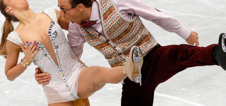 花样滑冰:男运动员的托塔壮举,使得女士尴尬