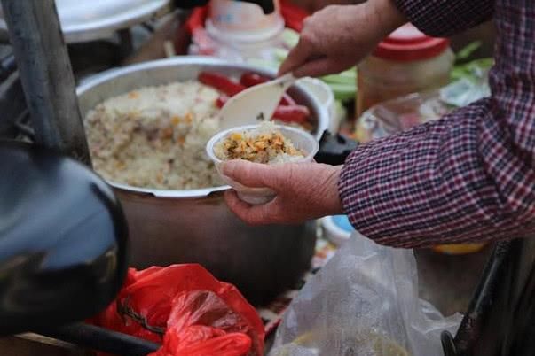 老奶奶手推“三轮车”街边卖糯米饭，一天赚足50元就回家