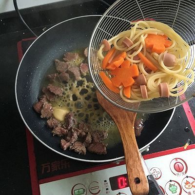 牛肉烤肠意大利面