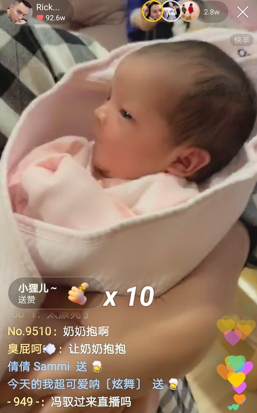 韩安冉老公直播秀女儿,小猪妹酒窝太可爱,网