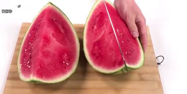 西瓜学会这样切,招待朋友贼有面子,不脏手不流汁,人人都夸好