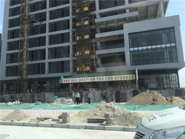 汕头濠江工地施工升降机坠落致4死,工程承包人