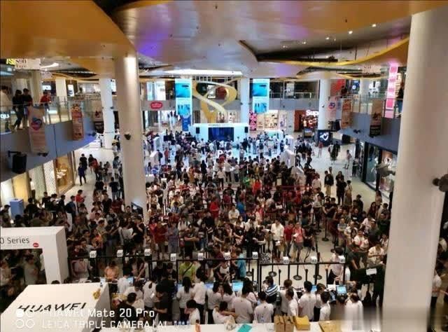 华为P30系列海外开卖现场似曾相识 国行版售