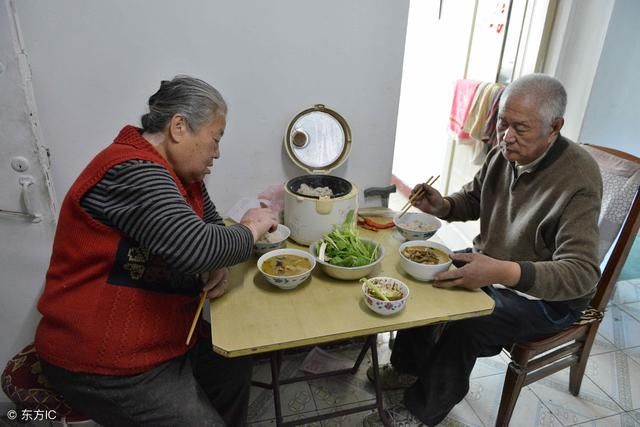 重病无钱医治，老两口相约服药离世，传来敲门声