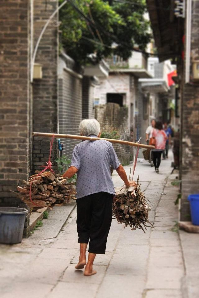 我给儿子炖鸡汤，儿媳倒垃圾桶，晚上听到他俩对话，我整晚没睡