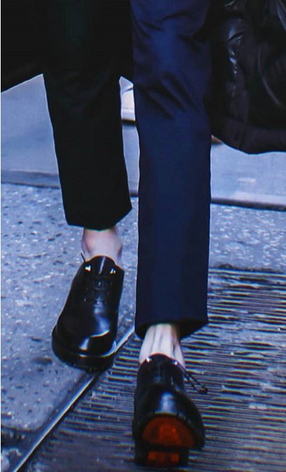 易烊千玺国外收一袋子情书还有充电器?国内粉