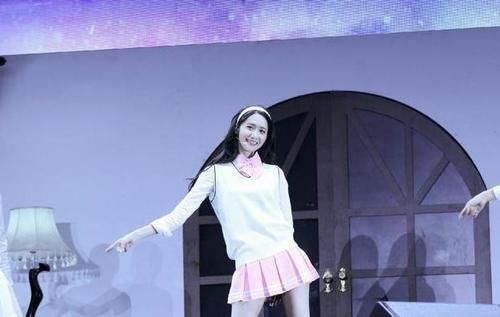 林允儿穿上百褶裙, 大家眼前一亮, 高呼美少女来了