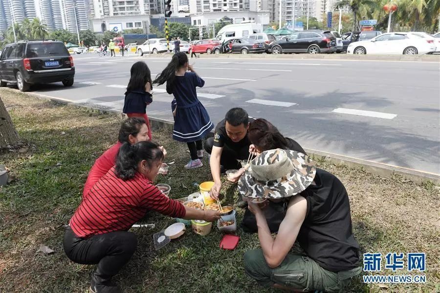 海南万车大滞留，海口到深圳机票近两万，还要中转哈尔滨!