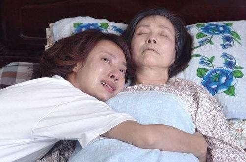 丈母娘在女婿家住了十年, 去世后, 三个儿子争着带走老母亲的遗体