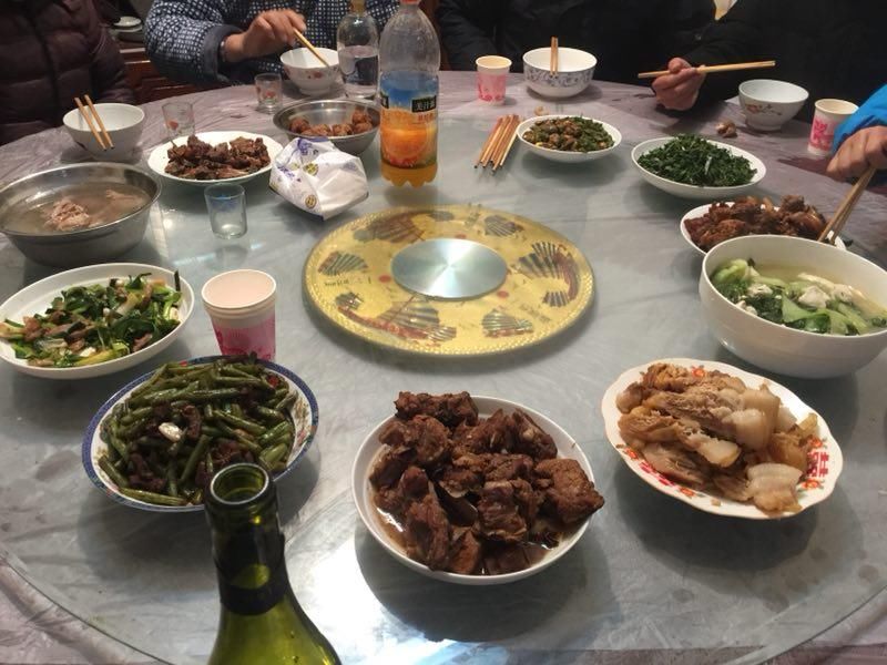 城里人和农村人年夜饭大比拼，谁家年夜饭最有年味，你最想吃哪家