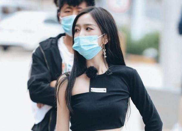 相差13岁的李小璐吴宣仪撞衫，气质却完全不同，没对比就没伤害