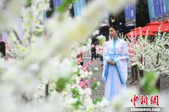 重庆女子身着古装巡游“花海”