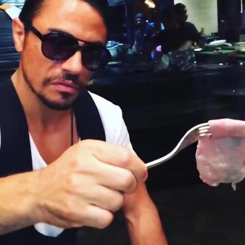 撒盐哥进军中国市场,还用老北京火锅涮肉,网友