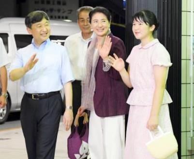 日本天皇一家乘车去皇宫，18岁爱子公主面容丰盈，半年内首度亮相