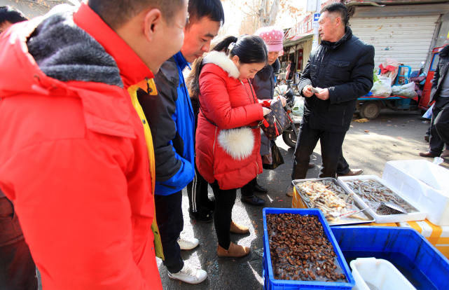 集市卖这虫子 价格远超海鲜生意火爆