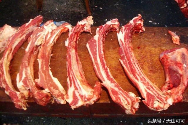 新疆人就这么置办年货,整只羊提回家,一次吃半只太正常了