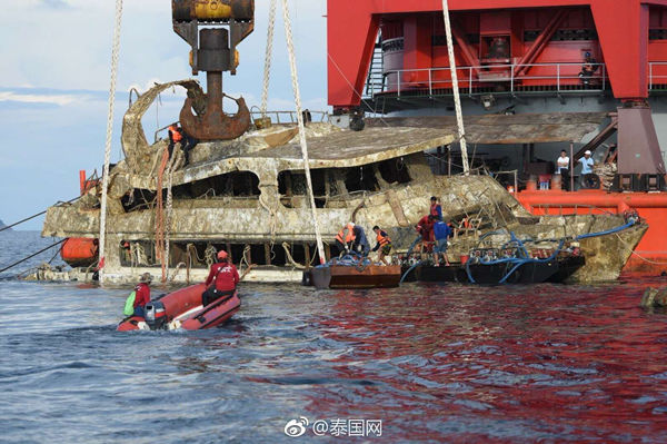 致47名中国游客遇难凤凰号沉船打捞出水 驻