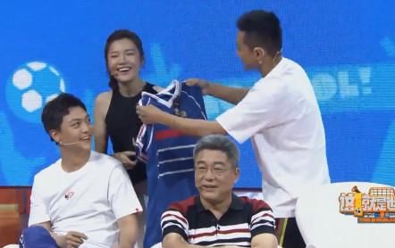 稳了?刘语熙收下苏醒送的法国队球衣,梅西与阿