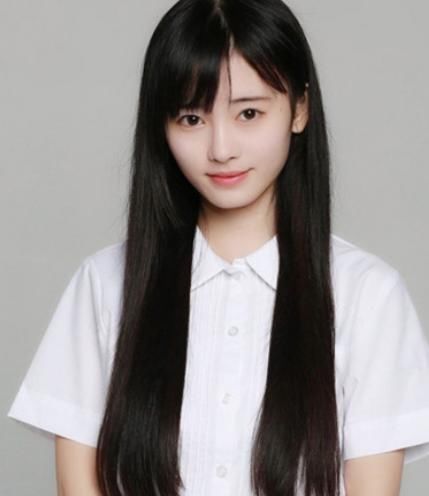 鞠婧祎机场被一男粉求婚,她转身说出6字太甜了