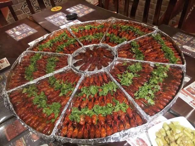 抖音上为什么很多人喜欢吃小龙虾呢?让我们来