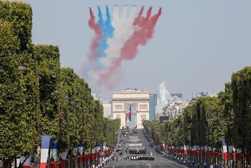 托车观礼台前相撞,飞行队喷错国旗颜色,法国国