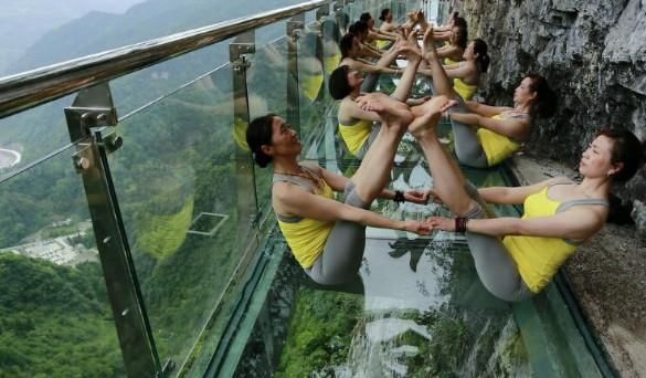 少女恐高瘫坐玻璃栈道,起身流出一滩水,景区罚款5万惹众怒