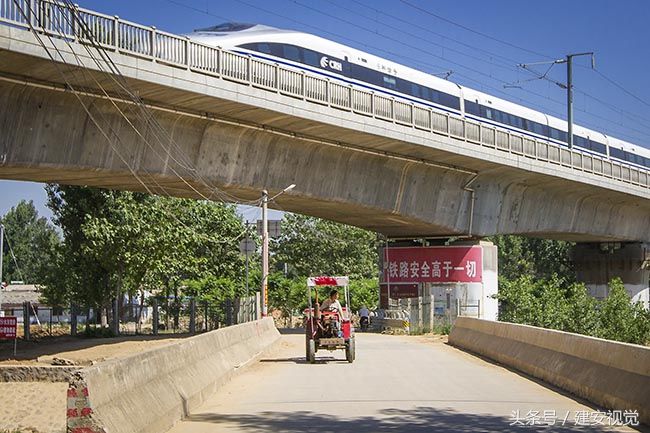 河南汤阴:高铁从我头顶过，火车道下是我的家