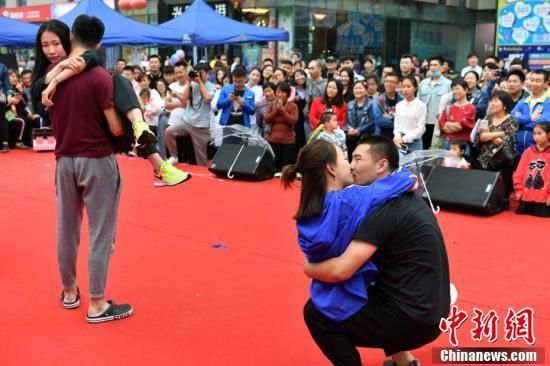 “520我爱你”：河北情侣上演Kiss大比拼
