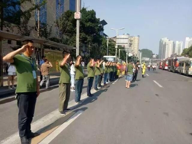 达州市民送别成都等13地撤离消防官兵，4个支队仍留守现场监护