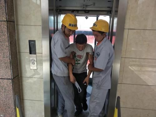 泗水县质监局组织开展电梯困人应急救援演练