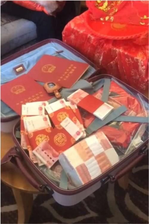 大衣哥儿子结婚，送房送车大手笔，儿媳富态像婆婆10万网友送祝福