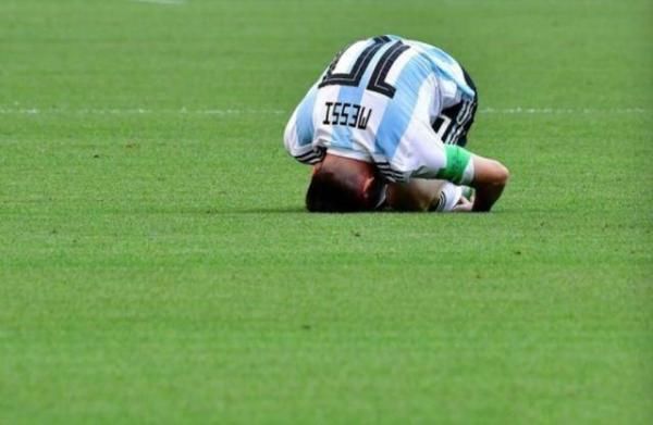 阿根廷出局!梅西头顶草坪跪地 有球迷怒摔电视